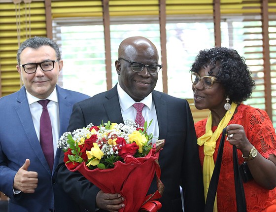 O presidente do PSB, Carlos Siqueira, Joaquim Barbosa e Valneide Nascimento dos Santos, da Negritude Socialista. O encontro de boas-vindas ao ex-ministro terminou com uma saia justa (Foto: Aílton De Freitas / Agência O Globo)