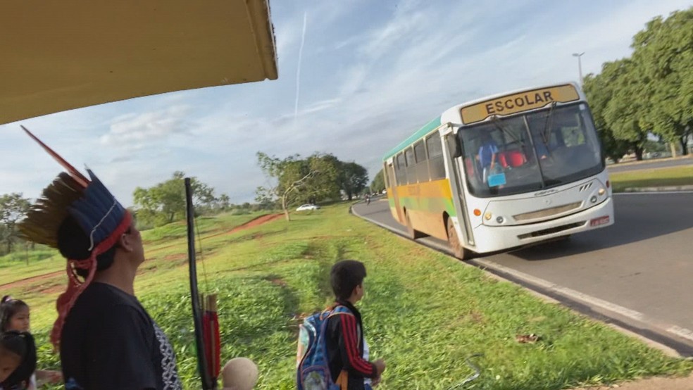 Crianças indígenas andam por cerca de 2km para pegar ônibus escolar no DF — Foto: Tv Globo