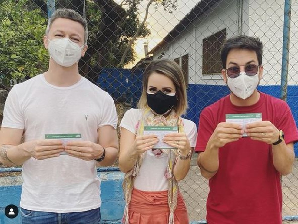 Lucas, Sandy e Junior mostram comprovantes após vacinação contra Covid-19 em Campinas (SP) — Foto: Reprodução