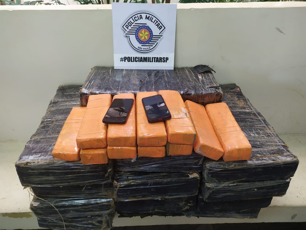 Carga de maconha foi apreendida em Pirapozinho — Foto: Polícia Militar