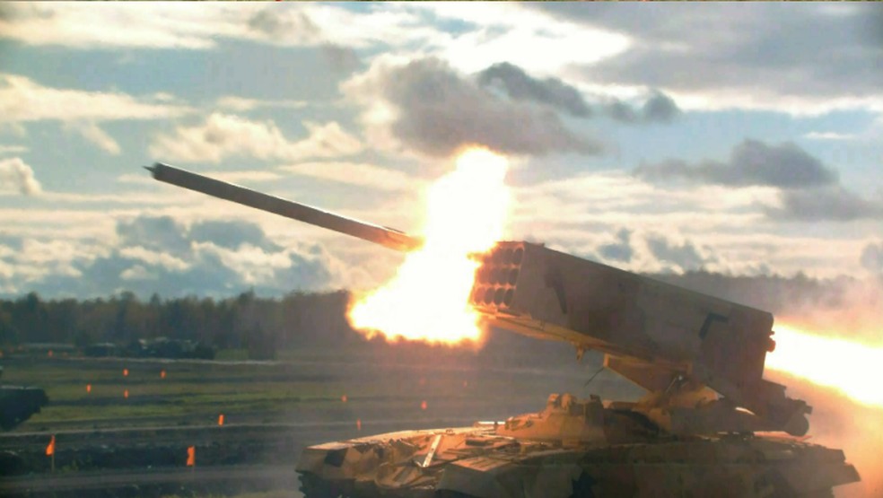 Imagem ilustrativa de um TOS-1A lançando bomba termobárica — Foto: Divulgação/Rosoboronexport