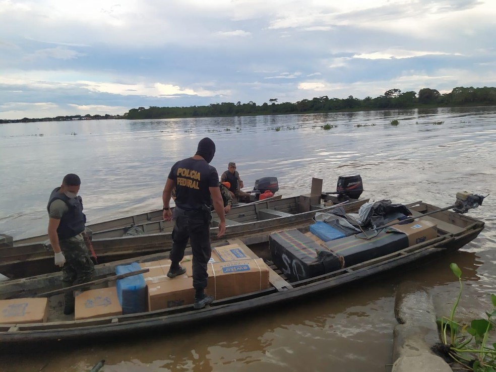 Produtos contrabandeados estavam sendo levados para Guajará através do rio Mamoré — Foto: PF/Divulgação