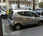 Compartilhamento de carros em Paris utiliza veículos elétricos e tem parceria com a prefeitura da cidade (Foto: Priscila Dal Poggetto/G1)