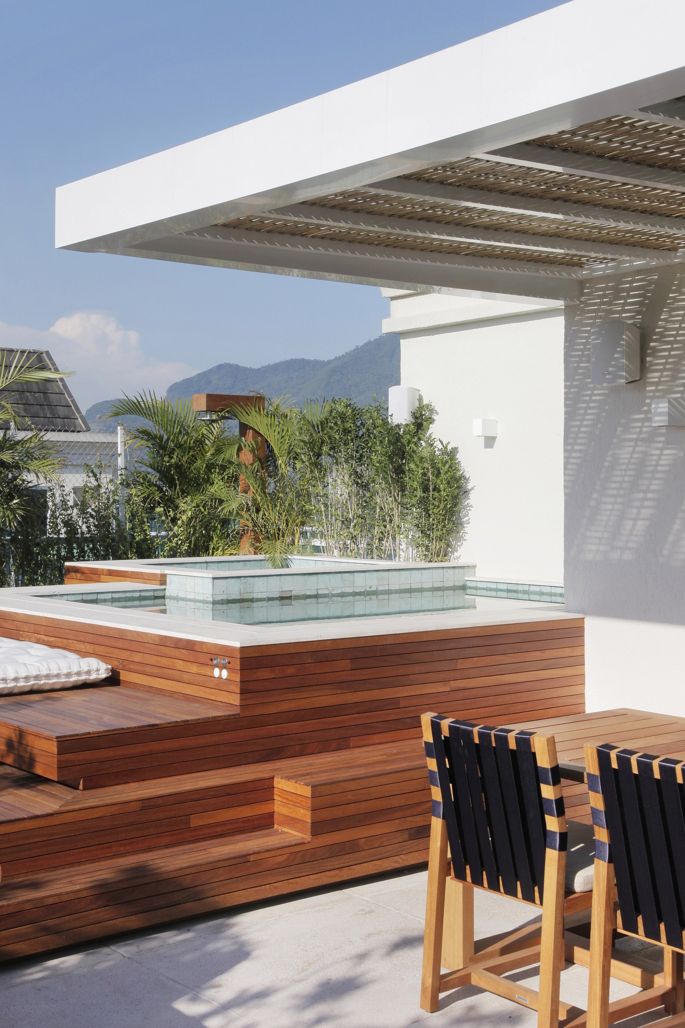 Décor do dia: cerca-viva garante privacidade em terraço com piscina (Foto: Leonardo Costa)