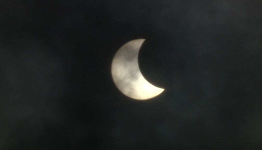 Outra imagem mostra eclipse solar em Curitiba (Foto: Bronson Almeida/ RPC Curitiba)