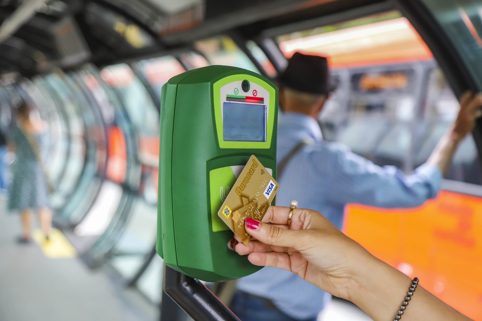 Passageiros podem pagar passagem de ônibus com o cartão do banco — Foto: Daniel Castellano/SMCS