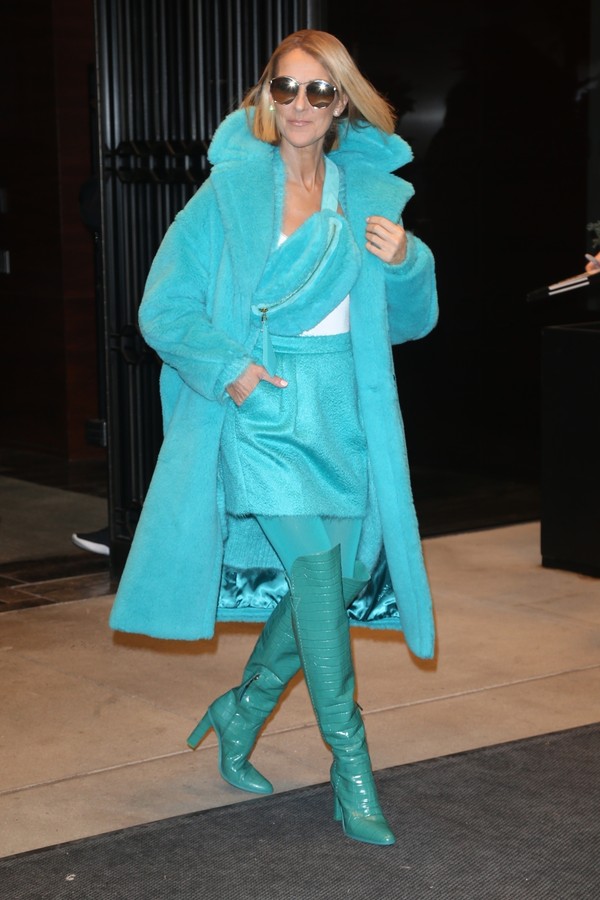 New York City, NY  - Singer Celine Dion steps out of her Mid-Town Manhattan hotel in a teal Max Mara ensemble amongst a crowd of fans.Pictured: Celine DionBACKGRID USA 13 NOVEMBER 2019 USA: +1 310 798 9111 / usasales@backgrid.comUK: +44 20 (Foto: DARA / BACKGRID)