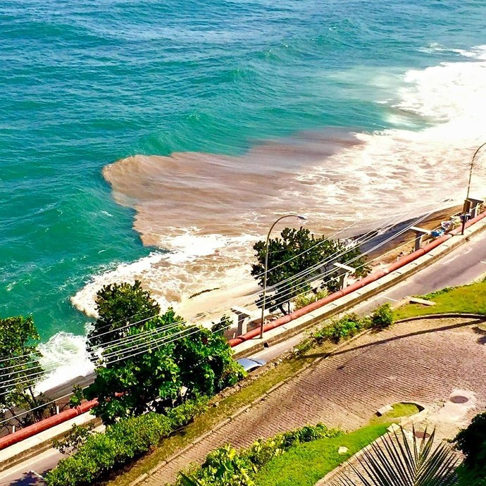 Praia de São Conrado com esgoto se espalhando pelo mar, que poderia receber etapa do Mundial de surfe  (Foto: Reprodução/Facebook)