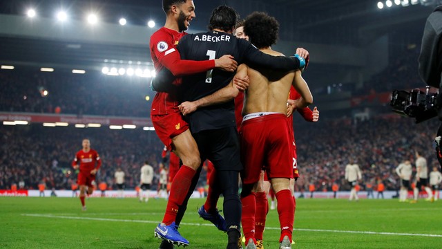 Alisson cruza o campo e corre para abraçar Salah após o segundo gol do Liverpool