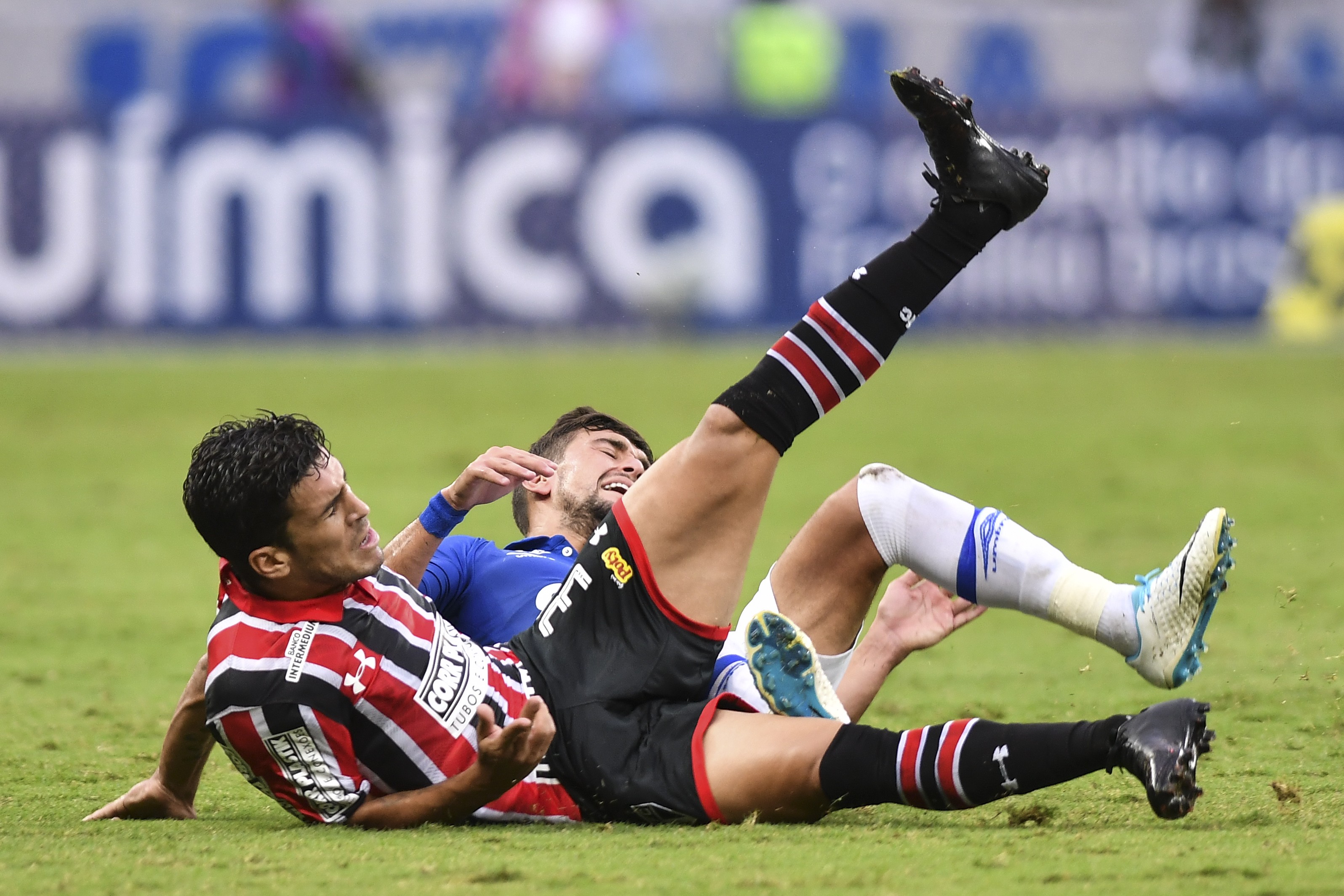 Marcinho, do São Paulo, e Arrascaeta, do Cruzeiro, se trombam e caem durante partida da primeira rodada do Campeonato Brasileiro (Foto: Getty Images/ Pedro Vilela)