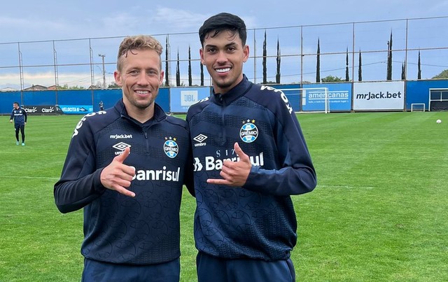 Zagueiro da base que assistiu palestra de Lucas Leiva reencontra o volante durante treinamento
