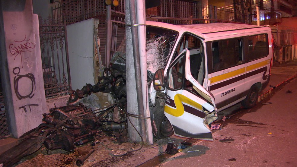 Van se chocou com poste e deixou oito feridos em São Cristóvão (Foto: Reprodução/ TV Globo)