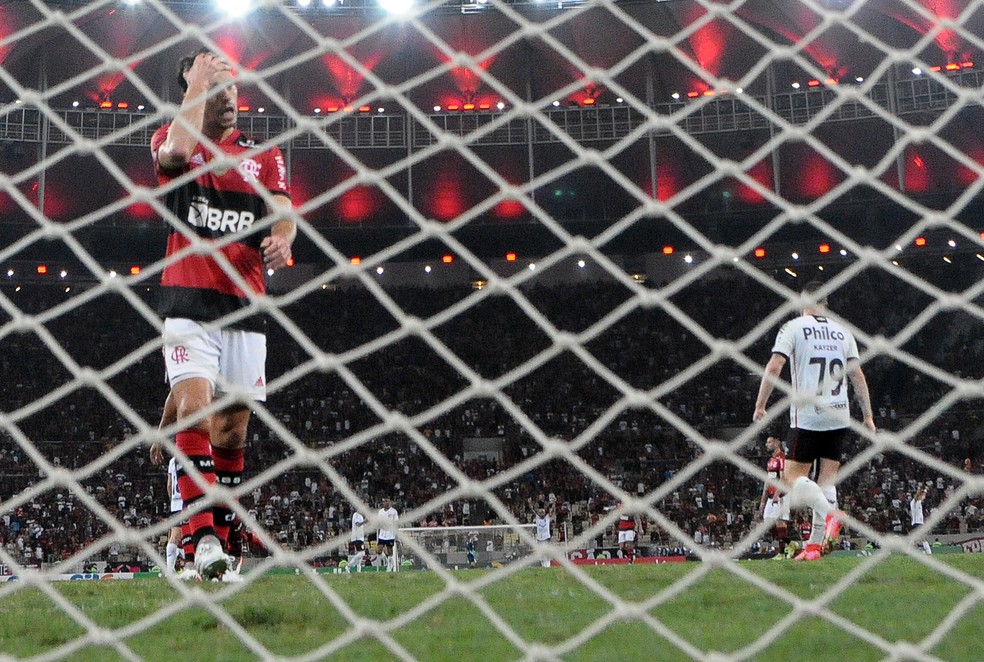 Rodrigo Caio busca a bola no gol - Flamengo x Athletico — Foto: André Durão
