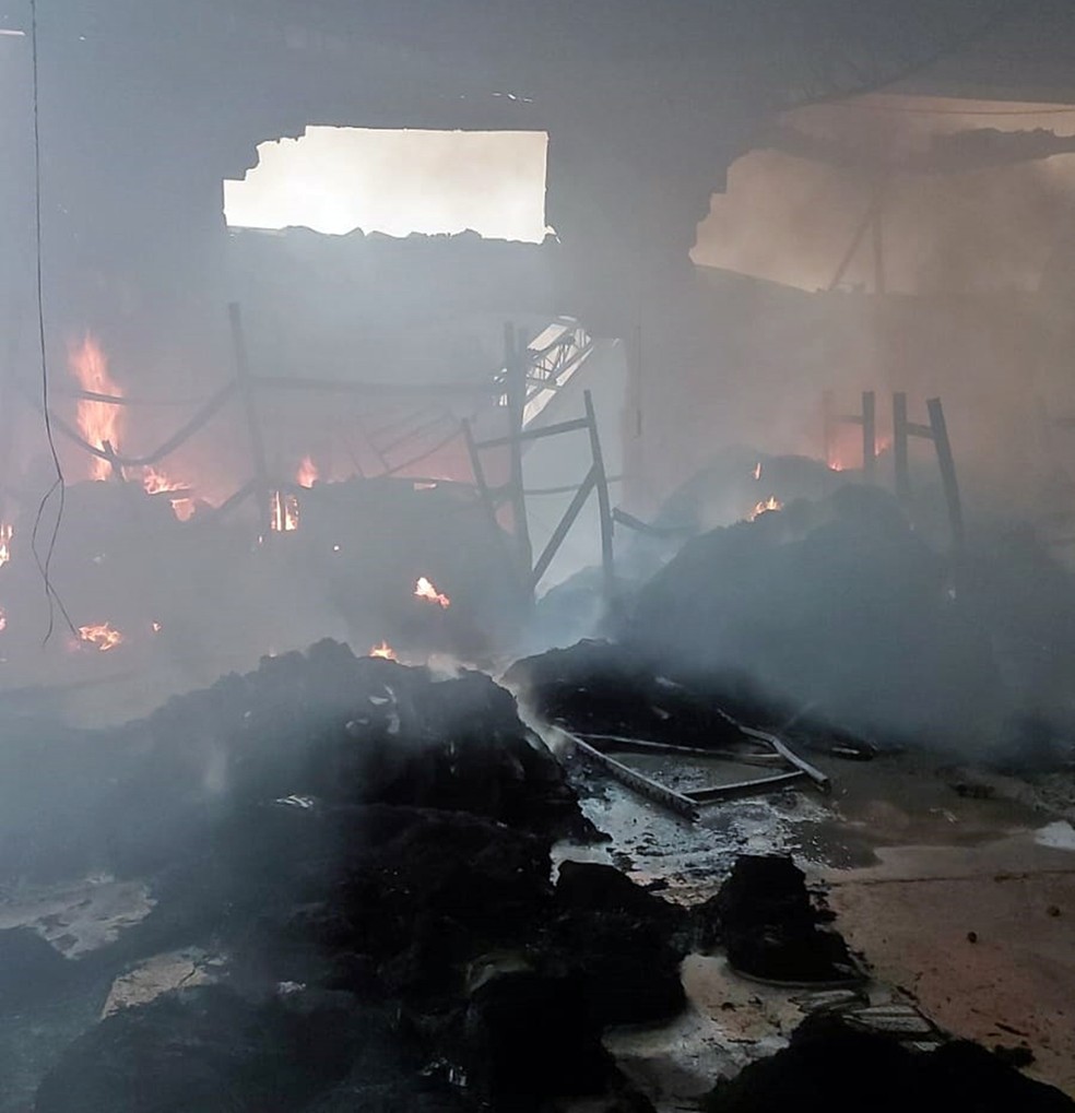 Galpões de empresa têxtil pegam fogo na MG-290, em Borda da Mata, MG — Foto: Corpo de Bombeiros