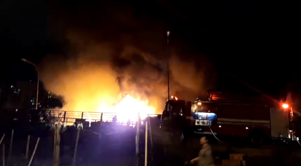 Fogo em comunidade no JaguarÃ©, na Zona Oeste de SÃ£o Paulo, na noite deste domingo (2)  â Foto: Luiz Carlos Soares Justino da Cruz