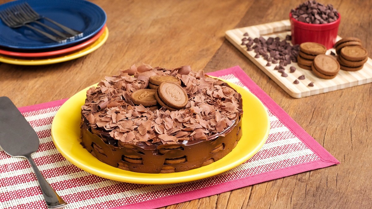 Finalize a torta de biscoitos com raspas de chocolate (Foto: Galo / Divulgação)