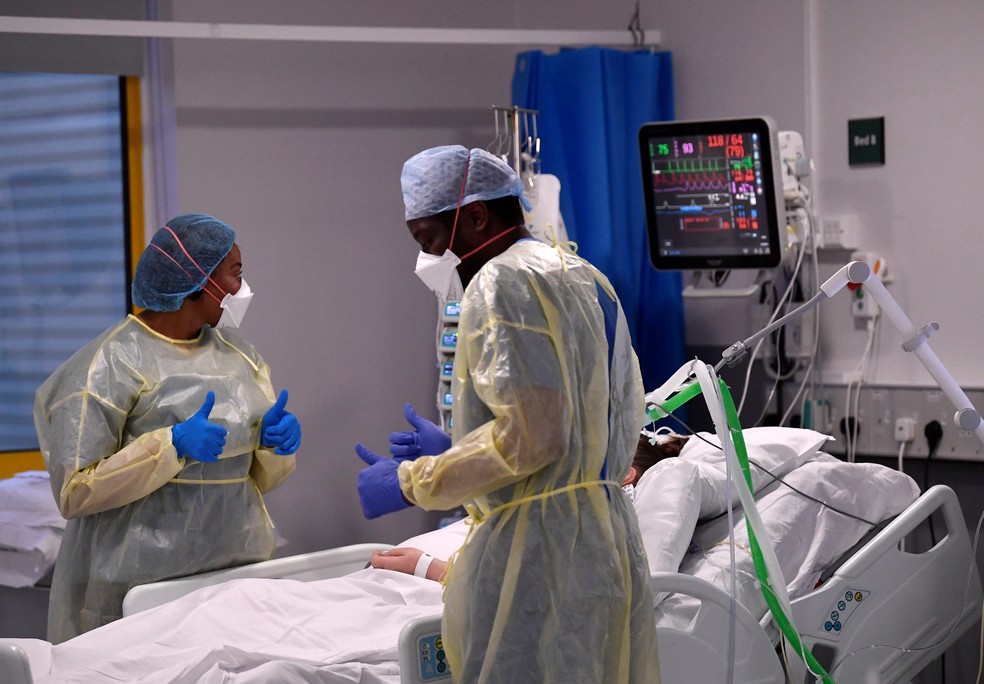 Hospitais lotados levaram países, Estados e municípios a adiarem cirurgias eletivas e tratamentos, gerando filas enormes e até mortes — Foto: Toby Melville/Arquivo/Reuters