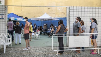 Fila para vacinação de Covid e Gripe e fila para teste no CMS João Barros Barreto, em Copacabana — Foto: Ana Branco / Agencia O Globo