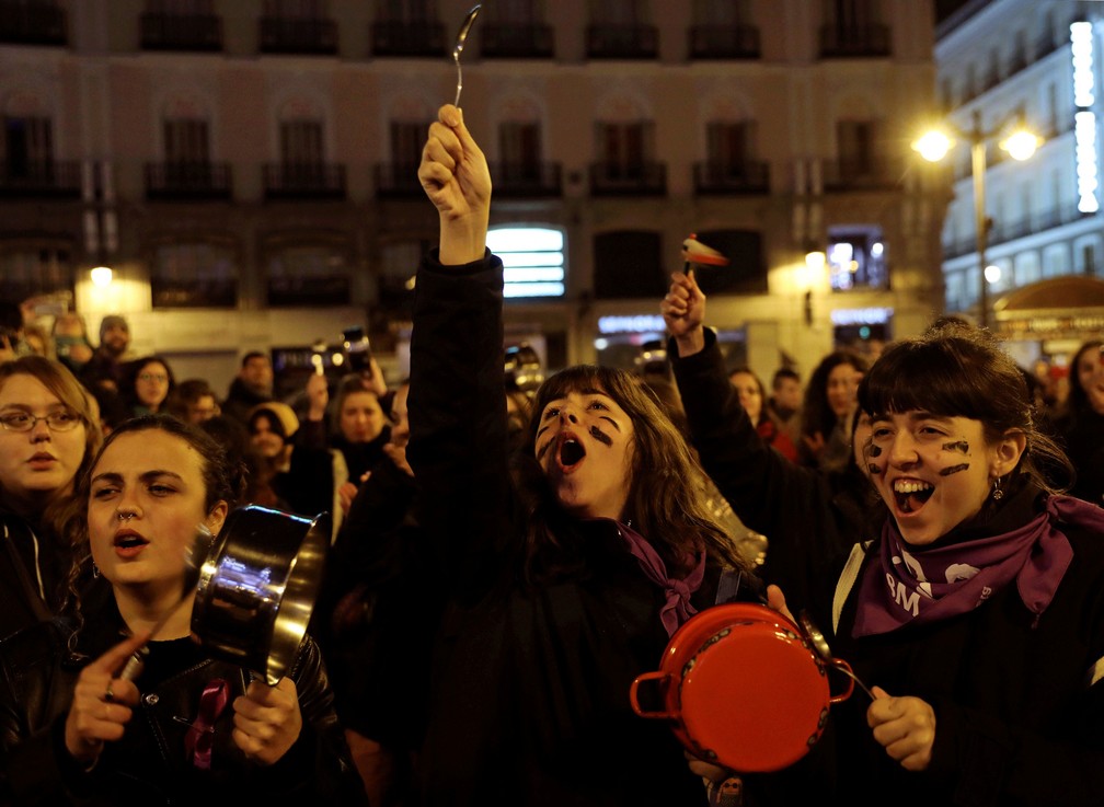 Espanholas se reuniram nesta sexta-feira (8) na Praça do Sol, em Madri, em protesto que marcou o Dia da Mulher  — Foto: Susana Vera/ Reuters