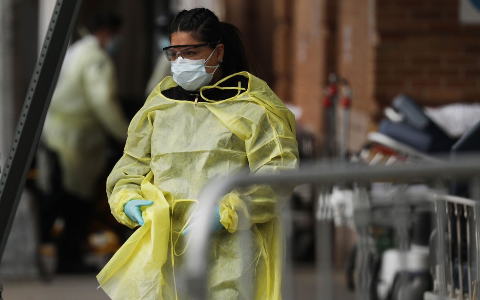 Funcionários de saúde se preparam para receber pacientes no Maimonides Medical Center, em Nova York, na terça-feira (7) — Foto: Spencer Platt/Getty Images/AFP 