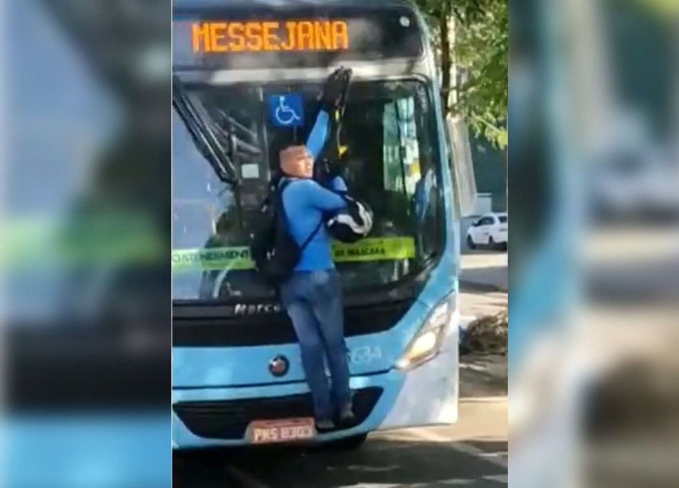 Motorista se pendura em ônibus após colisão — Foto: Reprodução