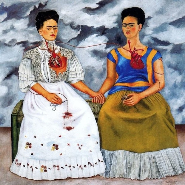 A obra Las dos Fridas, de 1939, é um autorretrato que faz alusão aos procedimentos cirúrgicos pelos quais passou (Foto: Instituto Nacional de Belas Artes do México / Reprodução)