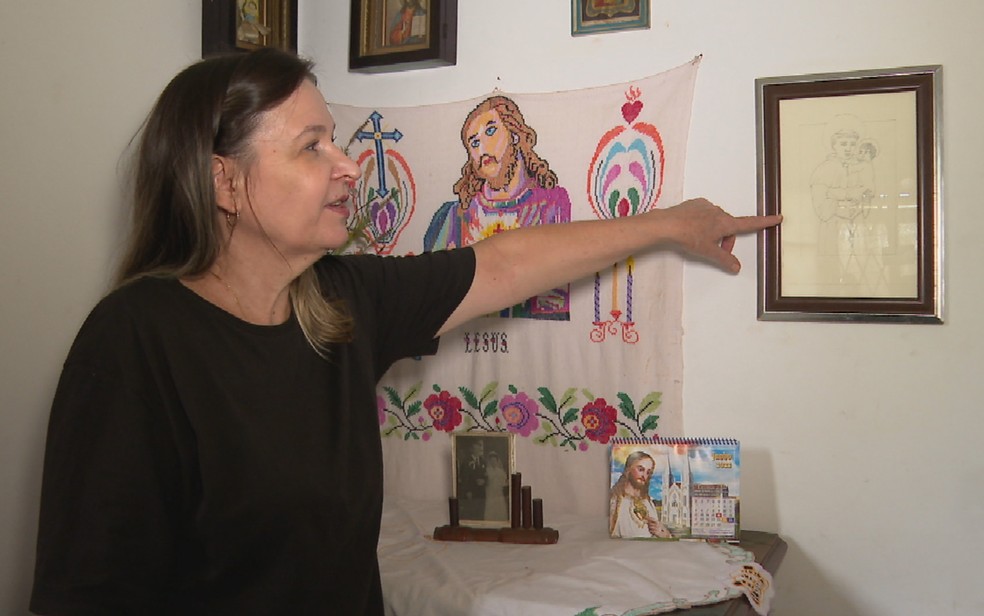 Aposentada Nina Liah é mais uma devota de Santo Antônio — Foto: Reprodução/TV Anhanguera
