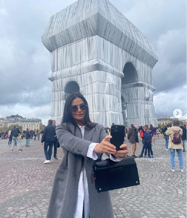 A atriz Demi Moore em foto feita em frente ao Arco do Triunfo, em Paris (Foto: Instagram)
