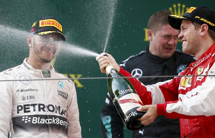 Sebastian Vettel joga champanhe no rosto de Lewis Hamilton no pódio do GP da China (Foto: Reuters)