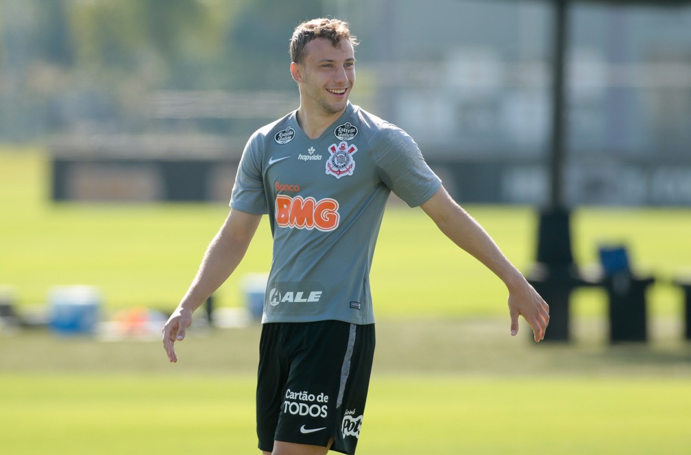 Ex-Corinthians, Carlos Augusto marca em vitória do Monza na Série