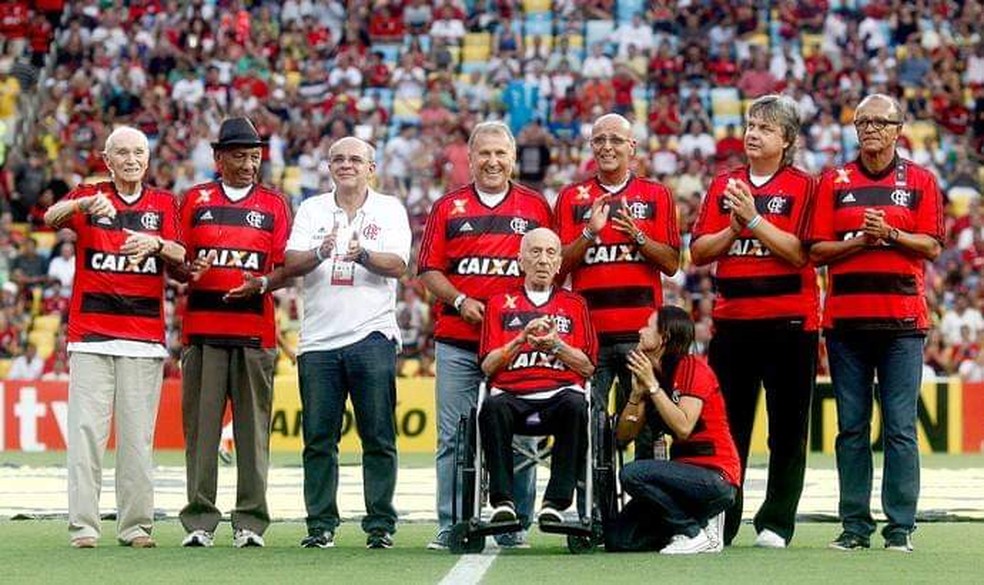 Índio é o segundo da esquerda para a direita em homenagem do Flamengo aos aniversariantes de março em 2013 — Foto: Arquivo Pessoal