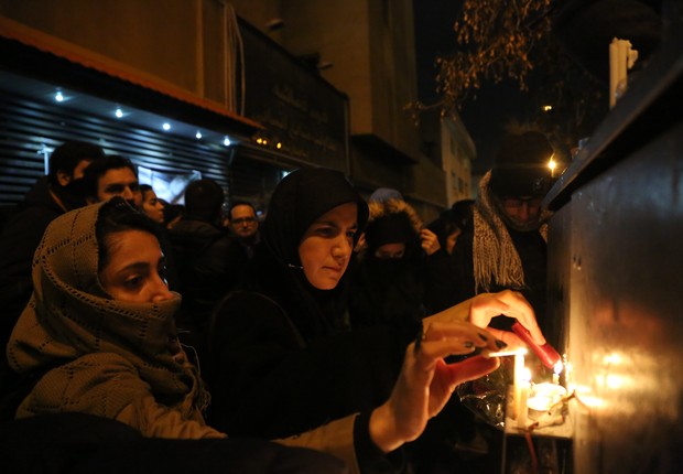 Iranianos acendem velas para vítima de avião abatido em Teerã (Foto: Getty Images)