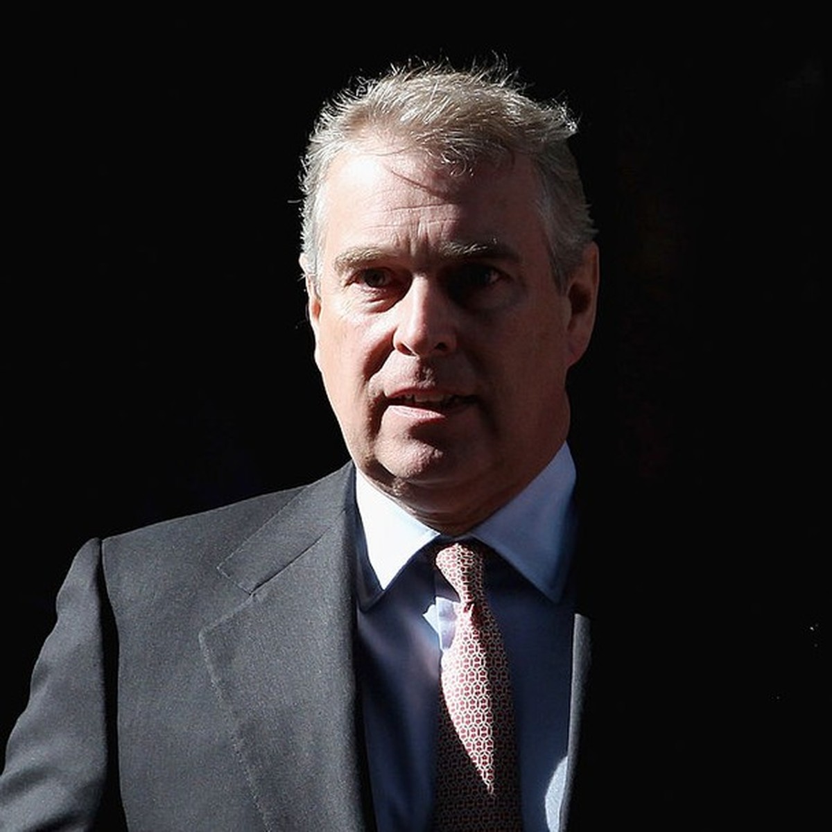 Príncipe Andrew é proibido de negar estupro contra Virginia Giuffre