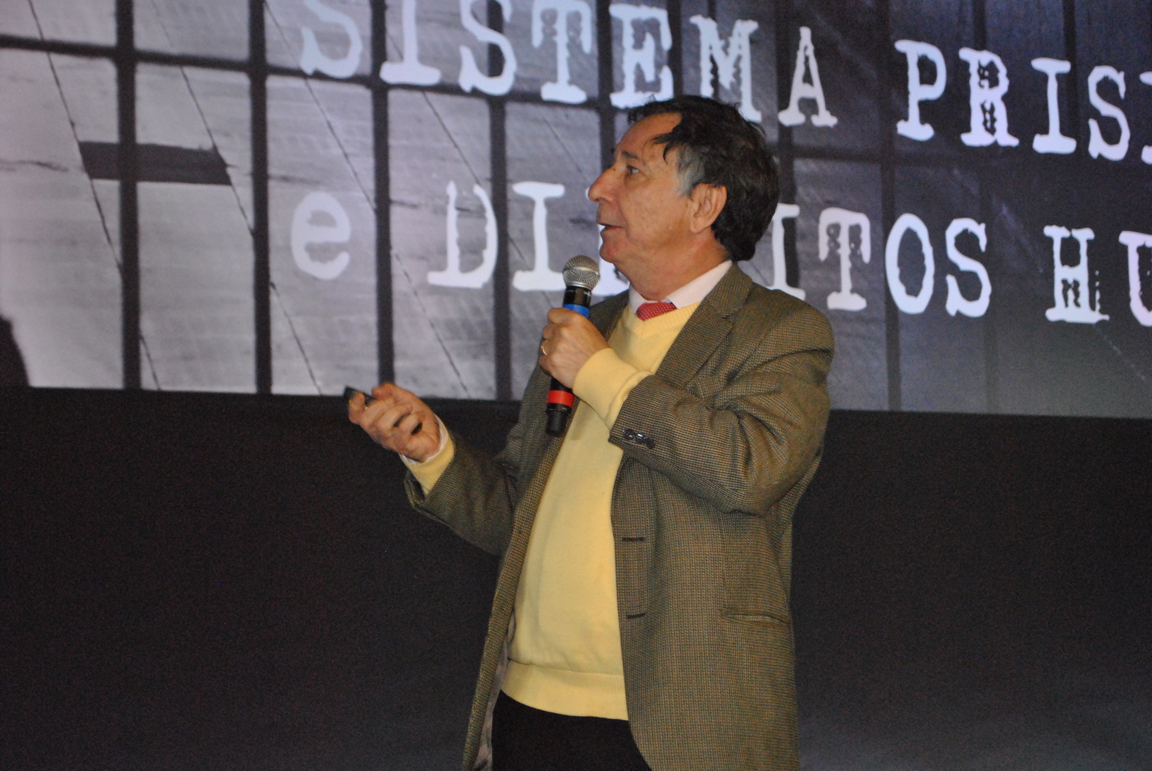 O professor Alvino Augusto de Sá durante palestra (Foto: Divulgação/AJURIS)
