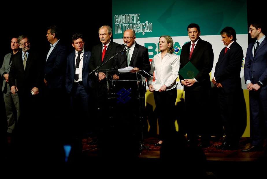 Alckmin acompanhado de Gleisi Hoffmann, Mercadante e outros para anunciar novos nomes da Transição
