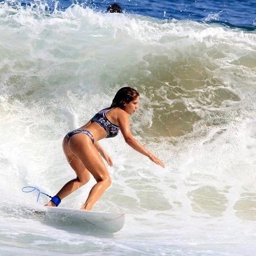 Isabella Santoni surfa em Ipanema (Foto: Reprodução/Instagram)