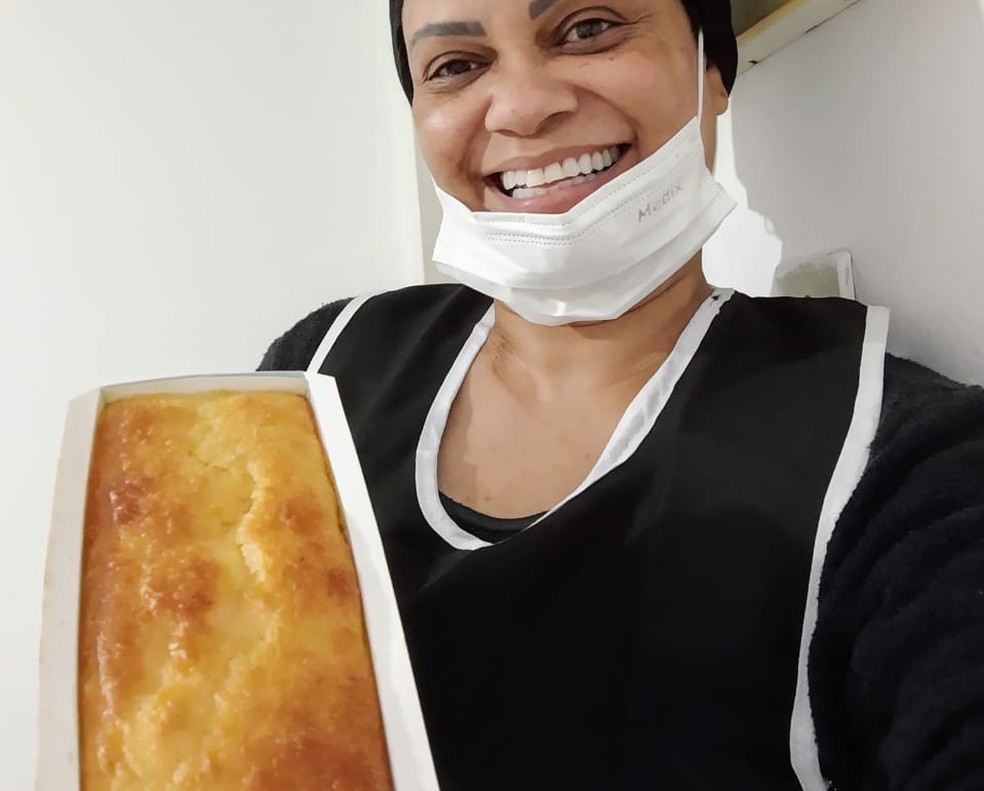 Jane Figueredo Barbosa passou a produzir pães para complementar a renda após ter o salário reduzido por causa da pandemia — Foto: Arquivo pessoal