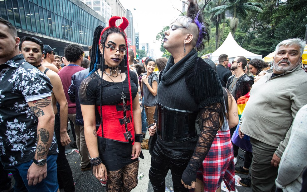 Eduardo Souza, de 27 anos, veio pela primeira vez à Parada LGBT acompanhado da amiga Pâmella Christina (Foto: Fábio Tito/ G1)