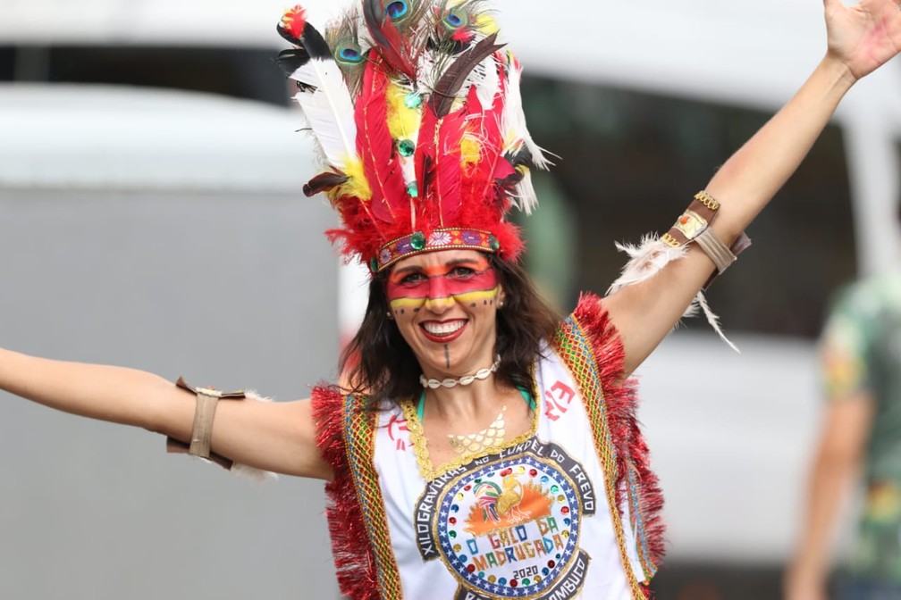 'Índia' curte o carnaval no Galo da Madrugada, no Recife — Foto: Aldo Carneiro/Pernambuco Press