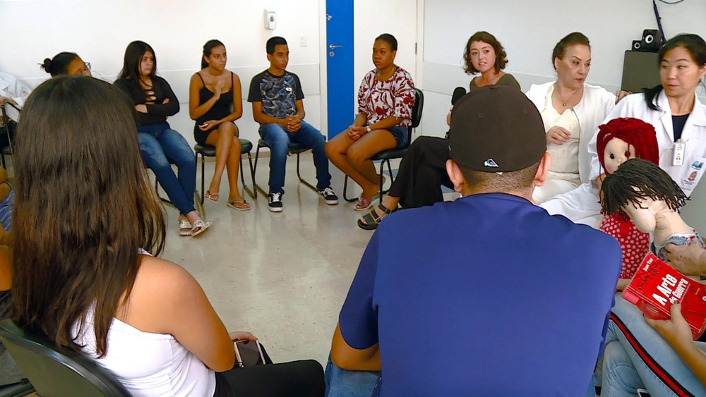 Jovens discutem sexualidade na Casa do Adolescente, em São Paulo — Foto: TV Globo