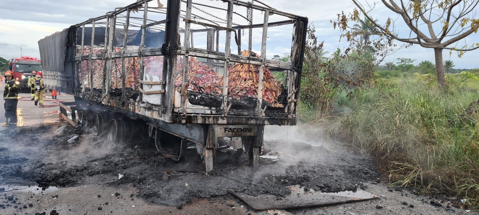 Carreta apresenta problema em pneu e pega fogo em rodovia no interior de Roraima