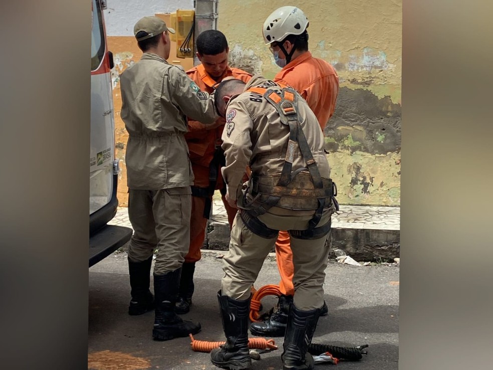 Bombeiros se preparam para entrar em poço onde mulher caiu há mais de um dia. — Foto: Lorena Tavares/ SVM