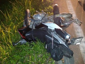 Moto de Evandro Ferreira ficou destruída após acidente em Bertioga, SP (Foto: Divulgação/Aconteceu em Bertioga)