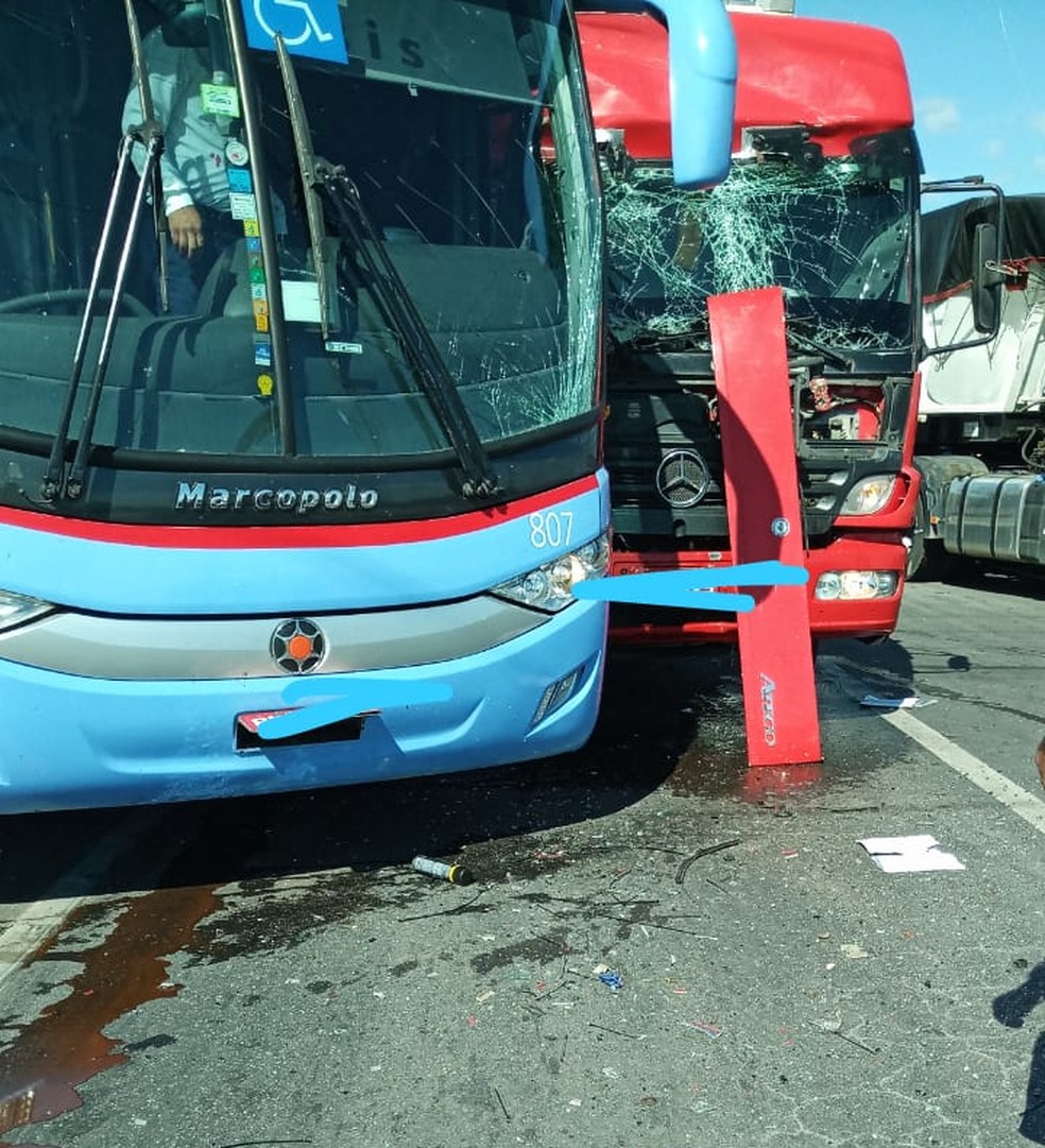 Acidente entre caminhÃ£o e Ã´nibus deixa duas pessoas feridas na BR-304 â€” Foto: (Foto: DivulgaÃ§Ã£o)