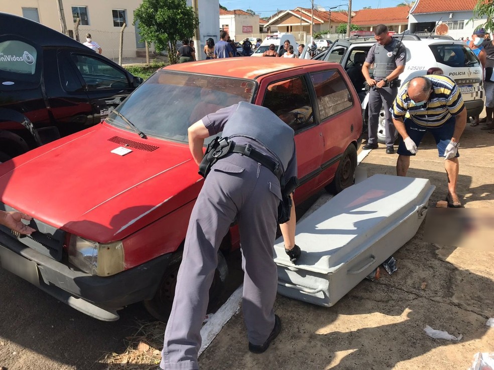 Corpo foi encontrado ao lado do carro, com um fio enrolado no pescoço e o rosto desfigurado — Foto: Diego Fernandes/Folha Regional