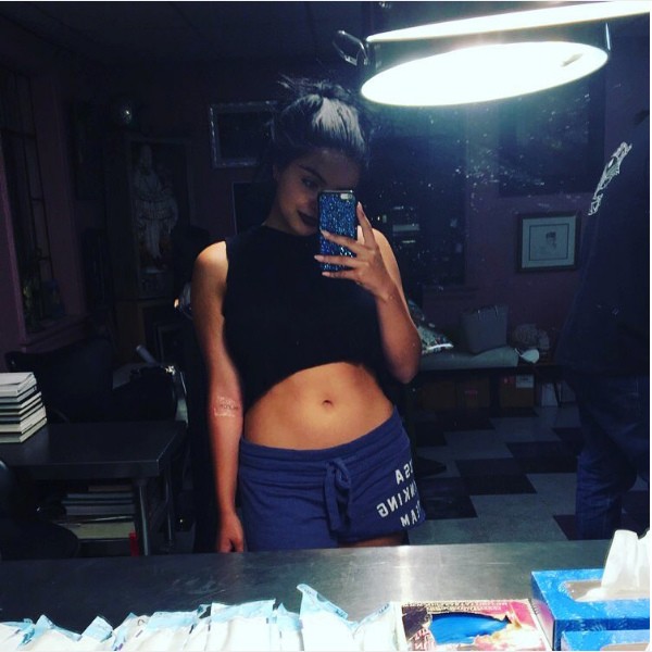 A atriz Ariel Winter publicou foto na qual aparece com a barriga de fora (Foto: Instagram)