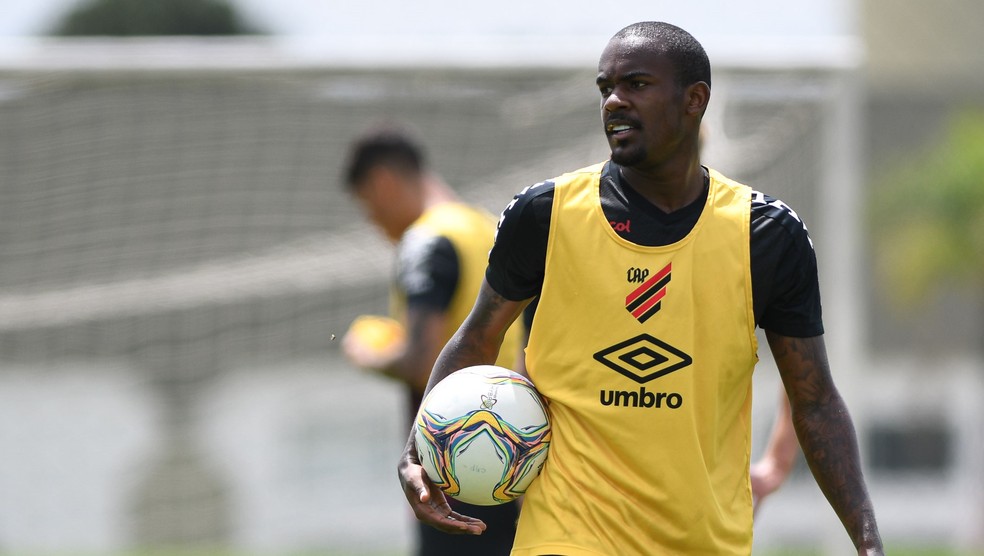 Yago pode brigar por vaga deixada por Pimpão no CSA — Foto: Athletico
