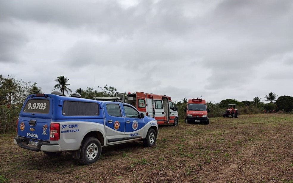 Corpo de Bombeiros, agentes do Samu e policiais militares estiveram no local onde adolescente de 16 caiu, em Irará — Foto: Divulgação/Corpo de Bombeiros