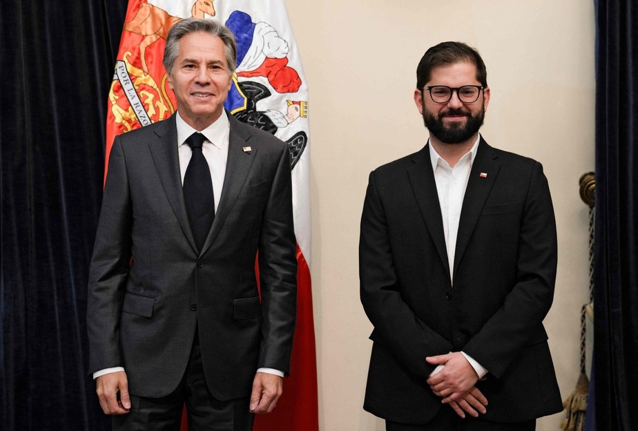 O secretário de Estado dos EUA, Antony Blinken, e o presidente do Chile, Gabriel Boric, posam para uma foto no Palácio Presidencial La Moneda, em Santiago