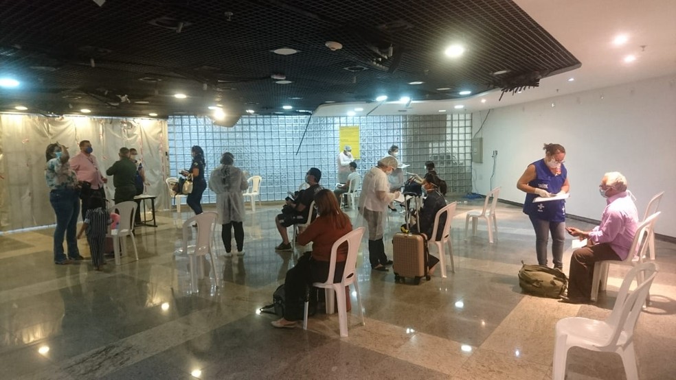 Passageiros que vieram do Suriname foram entrevistados e passaram por medição de temperatura no Aeroporto Internacional de Belém — Foto: PF/Ascom